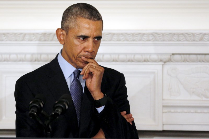 © Reuters. U.S. President Barack Obama listens a question during a meeting with the U.S. Governors Association at the White House in Washington