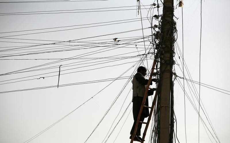 © Reuters. عودة الكهرباء إلى العاصمة الأفغانية بعد انقطاع دام أسابيع