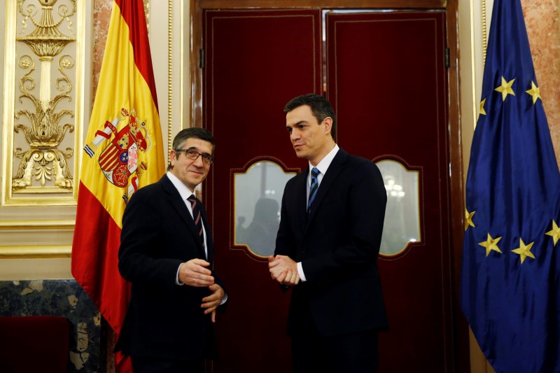 © Reuters. El debate de investidura de Sánchez se adelanta al 1 de marzo