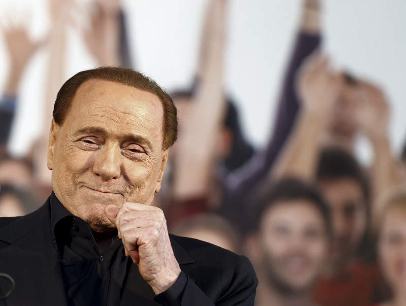 © Reuters. Forza Italia party (PDL) leader Berlusconi gestures during a Northern League rally in Bologna