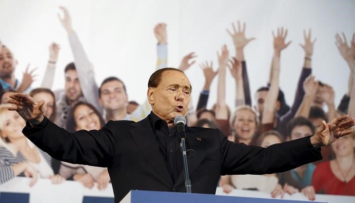 © Reuters. Silvio Berlusconi durante un comizio