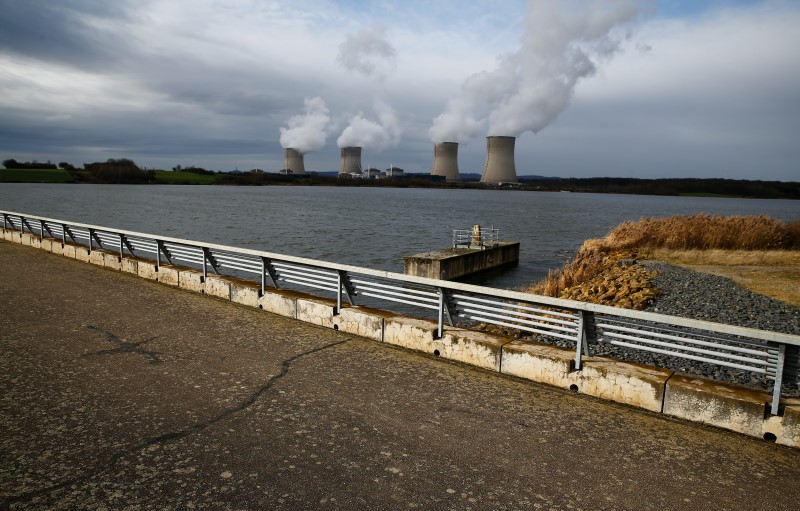 © Reuters. Picture shows the concrete dam of the artificial bassin of Lake Mirgenbach that works as an additional cooling supplies for the four pressurized water reactors of the nuclear power plant of French supplier Electricite de France (EDF) in Cattenom