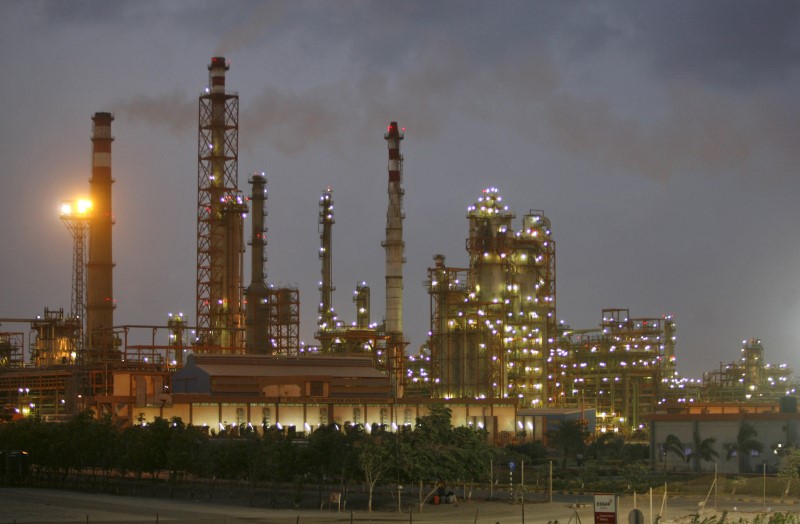 © Reuters. File photo of a refinery in Gujarat