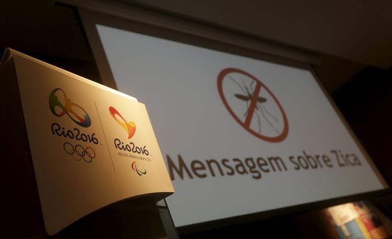 © Reuters. Logos dos Jogos Rio 2016 ao lado de mensagem sobre o Zika vírus durante entrevista coletiva na sede do comitê Rio 2016