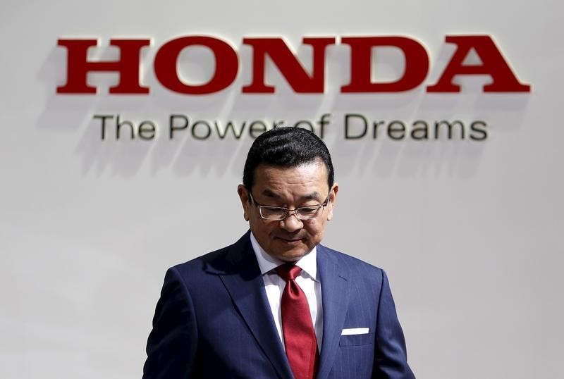 © Reuters. Honda Motor Co President and CEO Hachigo walks under the company logo as he gives a presentation at the 44th Tokyo Motor Show in Tokyo