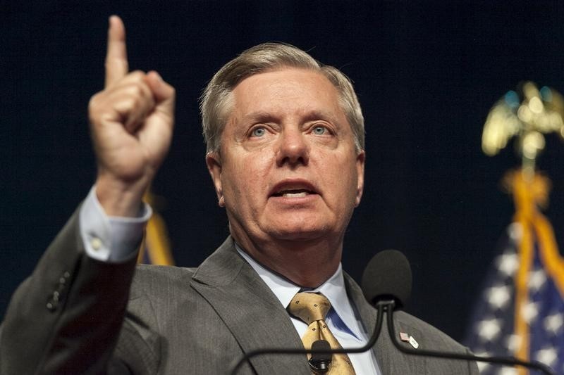 © Reuters. U.S. Republican presidential candidate Graham speaks at the the Iowa Faith and Freedom Coalition Forum in Des Moines