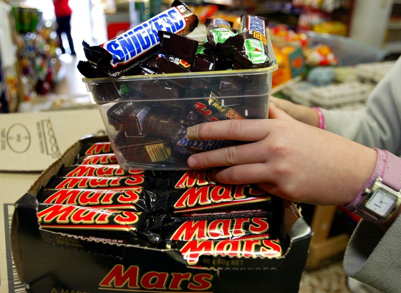 © Reuters. Mars retira chocolatinas en 55 países por un plástico