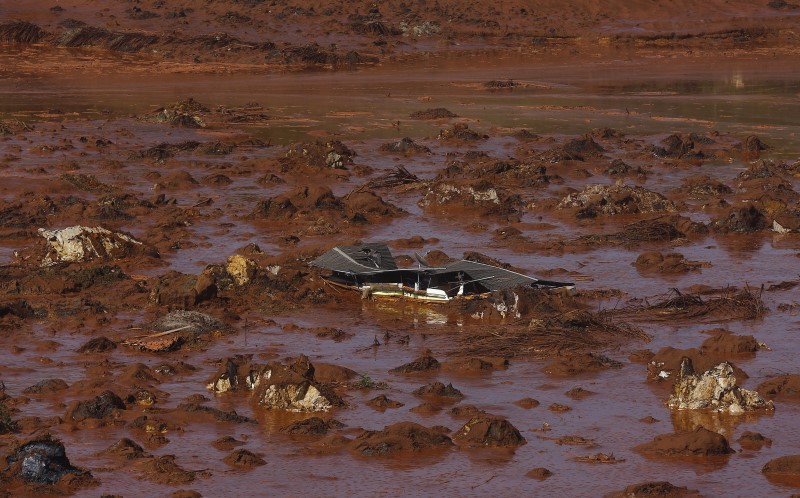 © Reuters. Debris of a house is pictured at Bento Rodrigues district, witch was covered with mud after a dam owned by Vale SA and BHP Billiton Ltd burst in Mariana