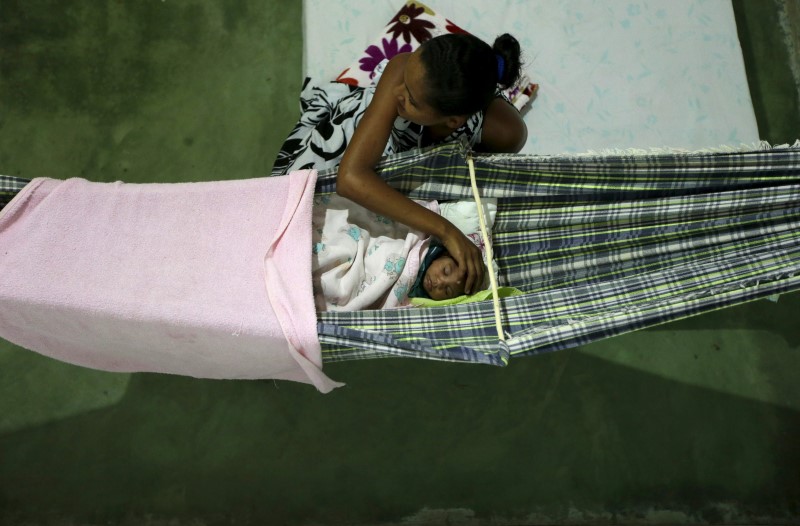 © Reuters. Mãe cuida de bebê de 4 meses com microcefalia em São José dos Cordeiros, na Paraíba