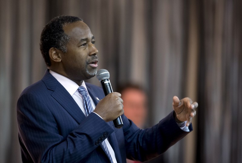 © Reuters. Republican presidential candidate Ben Carson speaks during a campaign stop in Las Vegas