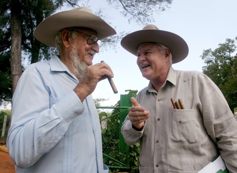 © Reuters. File picture shows Florida businessman Parke Wright and President Castro's brother Ramon talking in Havana