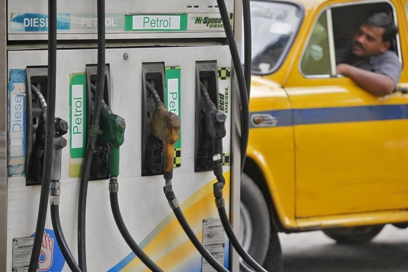 © Reuters. A driver waits in a taxi for his turn to fill up his tank with diesel at a fuel station in Kolkata