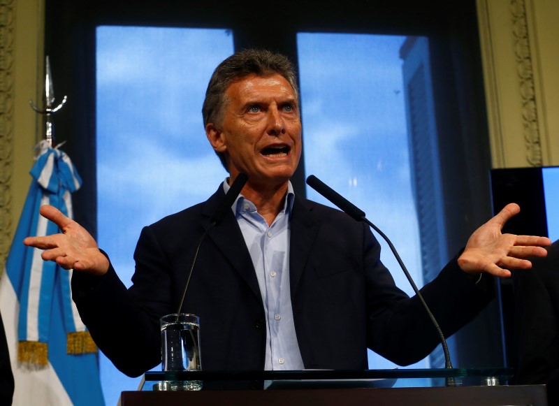 © Reuters. Argentine President Macri gestures during a news conference at the Casa Rosada Government House in Buenos Aires