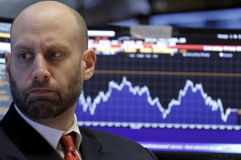 © Reuters. Трейдер в помещении Нью-Йоркской фондовой биржи