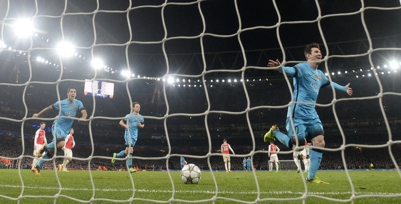 © Reuters. El Barça vence al Arsenal con doblete Messi en Liga; Juve y Bayern empatan 2-2