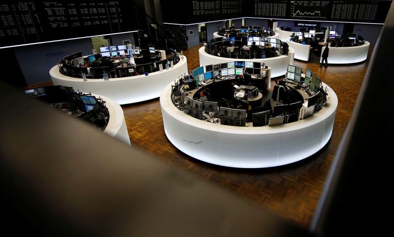 © Reuters. The German share prize index board and the trading room of Frankfurt's stock exchange are photographed during afternoon trading session in Frankfurt