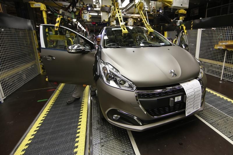 © Reuters. Peugeot Citroen anuncia que alcanzó objetivos a medio plazo antes de lo previsto