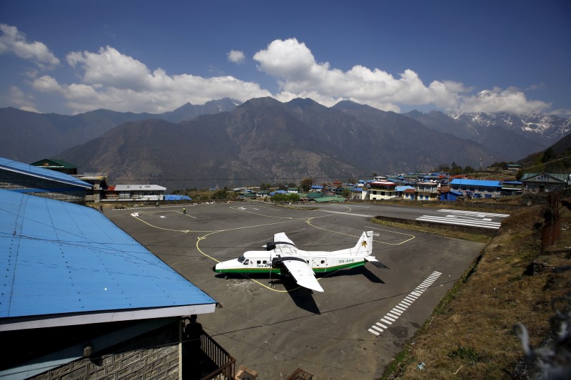 © Reuters. Mueren 23 personas en un accidente aéreo en Nepal