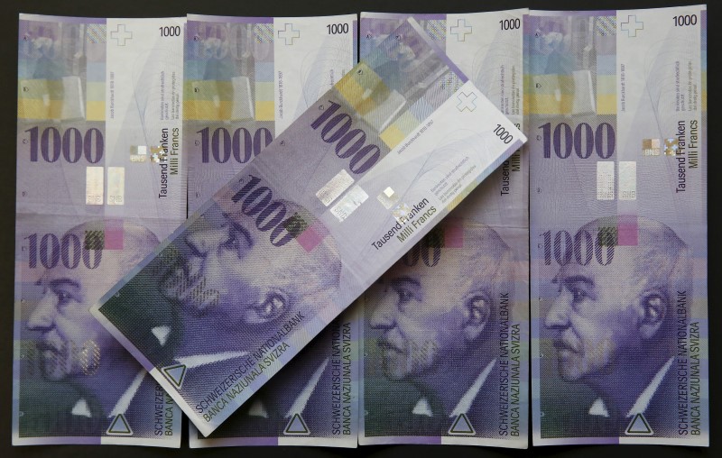 © Reuters. Swiss 1,000-franc notes are seen in this picture illustration