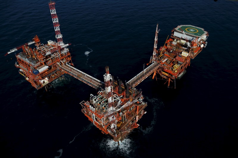 © Reuters. An oil platform is seen in the Adriatic Sea