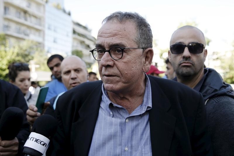 © Reuters. Greek Migration Minister Mouzalas talks to the media at central Athens's Victoria Square, where many refugees and migrants had set up following their arrival in Athens