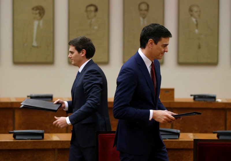 © Reuters. Sánchez y Rivera escenifican un pacto sin garantías de que sea de Gobierno 