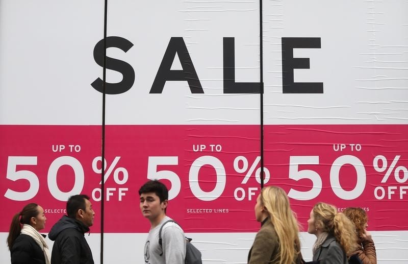 © Reuters. تراجع نمو مبيعات التجزئة البريطانية في فبراير والتوقعات الأضعف منذ 2013