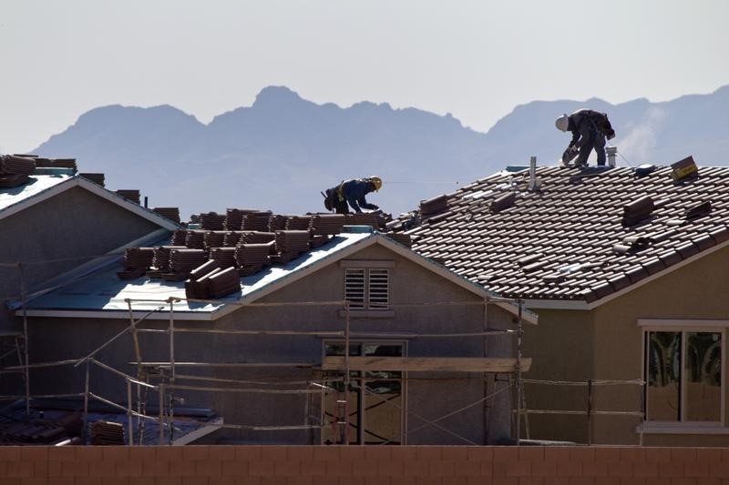 © Reuters. Roofers work on new homes at a residential construction site in the west side of the Las Vegas Valley in Las Vegas