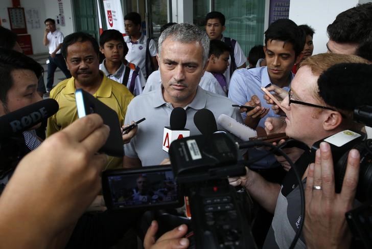 © Reuters. Mourinho dice que prefiere esperar a la próxima temporada para volver a entrenar