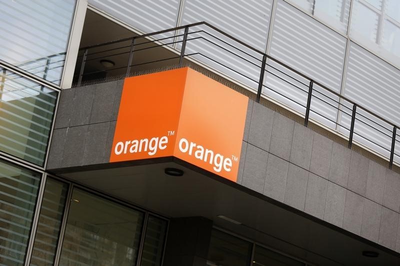 © Reuters. The logo of French telecom operator Orange is seen on the company's headquarters in Paris