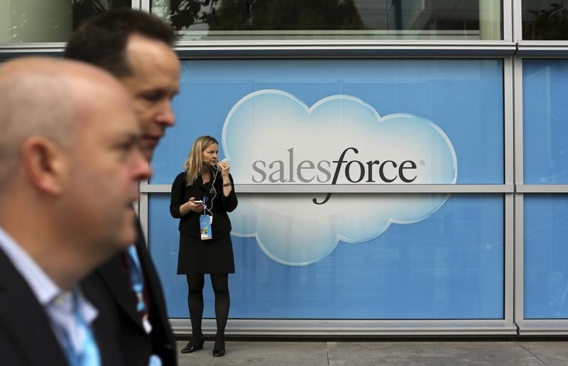 © Reuters. Woman stands near a Salesforce sign during the company's annual Dreamforce event, in San Francisco
