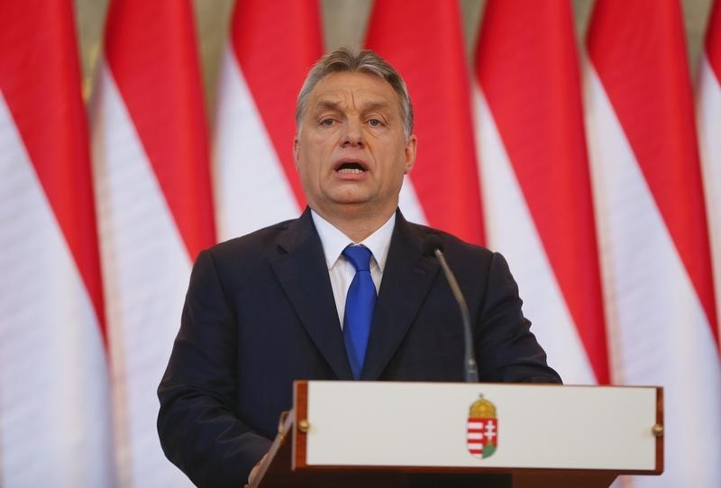 © Reuters. رئيس الوزراء المجري يقول سيدعو لاستفتاء على نظام حصص المهاجرين في أوروبا