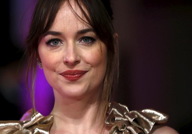 © Reuters. Atriz Dakota Johnson, do filme “Como Ser Solteira”,  posa em evento em Londres