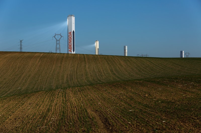 © Reuters. Towers belonging to the Abengoa Solar plant is seen at the "Solucar" solar park in Sanlucar la Mayor, southern Spain