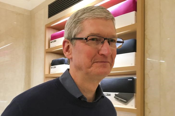 © Reuters. Apple Chief Executive Officer Tim Cook speaks during a event for students to learn to write computer code at the Apple store in the Manhattan borough of New York