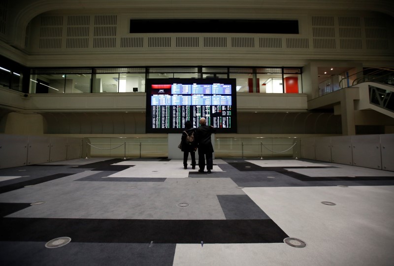 © Reuters. Visitors looks at an electronic board showing the Japan's Nikkei average at the Tokyo Stock Exchange in Tokyo