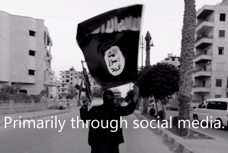 © Reuters. A member loyal to the Islamic State in Iraq and the Levant (ISIL) waves an ISIL flag in Raqqa