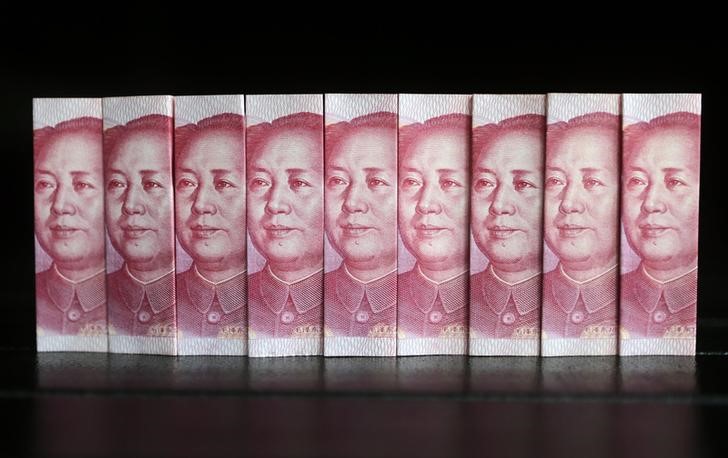© Reuters. Picture illustration taken in Beijing shows Chinese 100 yuan banknotes