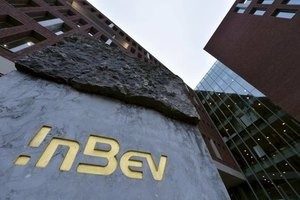 © Reuters. The logo of Anheuser-Busch InBev is pictured outside the brewer's headquarters in Leuven