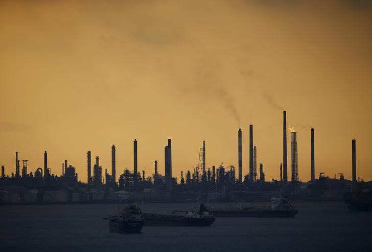 © Reuters. НПЗ компании Shell в Сингапуре 