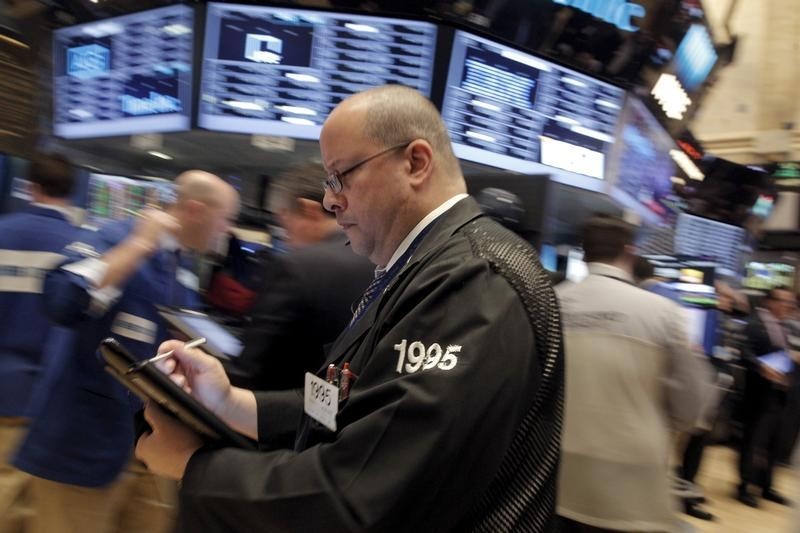© Reuters. Трейдеры на фондовой бирже в Нью-Йорке 