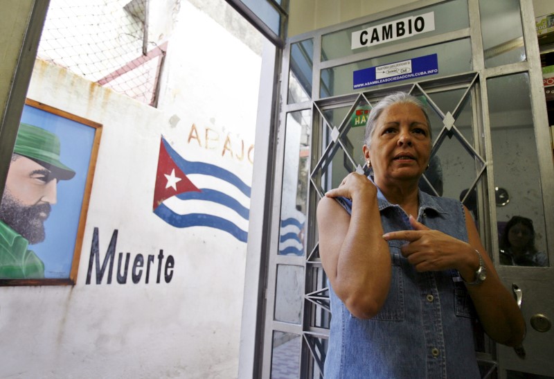 © Reuters. Foto de archivo que muestra a la disidente cubana Martha Beatriz Roque durante una entrevista en su casa en La Habana