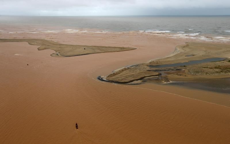 © Reuters. Inversores demandan a BHP Billiton en EEUU por desastre de embalse minero en Brasil