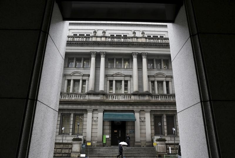 © Reuters. Los tipos negativos podrían desestabilizar la banca: Kiuchi del Banco de Japón