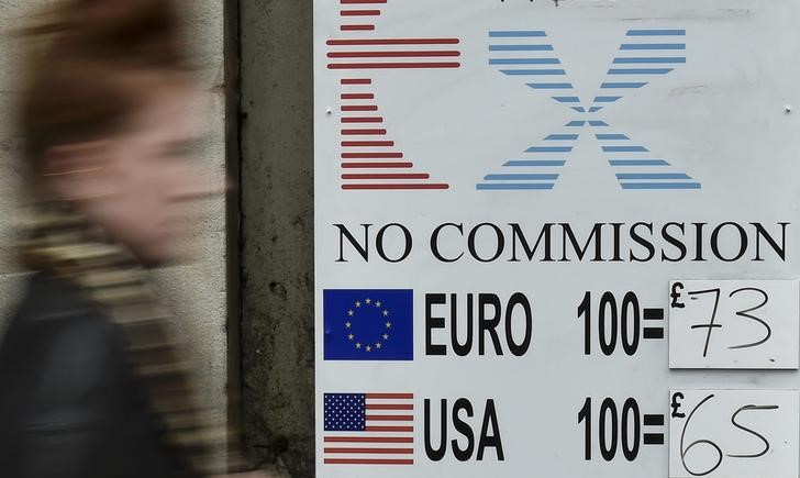 © Reuters. Женщина у пункта обмена валюты в Лондоне