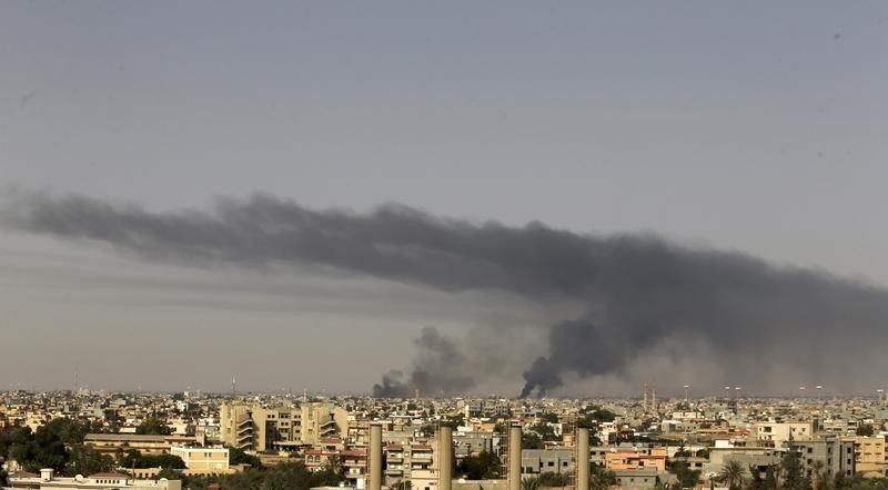 © Reuters. DES CONSEILLERS MILITAIRES FRANÇAIS À BENGHAZI, SELON UN OFFICIER LIBYEN