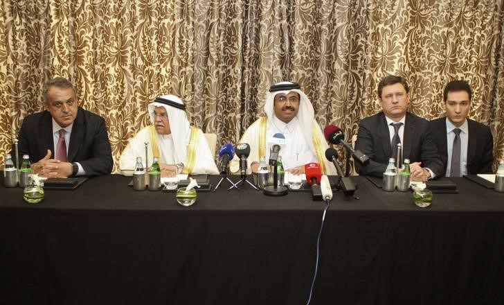 © Reuters. Главы министерств энергетики и нефти Венесуэлы, Саудовской Аравии, Катара и России на пресс-конференции после встречи в Дохе 