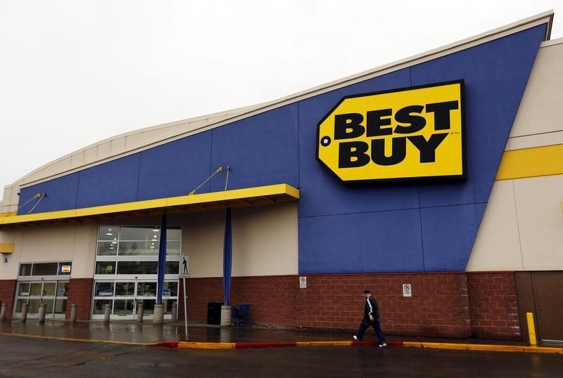 © Reuters. A man walks to a Best Buy store in Calgary