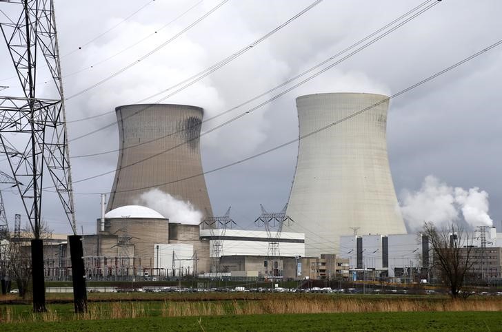 © Reuters. Steam billows from the cooling towers of the Doel nuclear plant of Electrabel in Doel near Antwerp