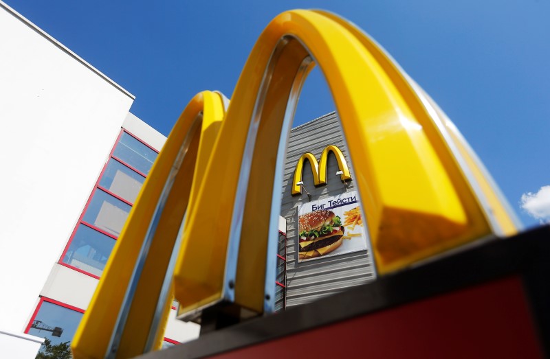 © Reuters. A logo of McDonald's Corp's is on display outside its restaurant on the outskirts of Moscow